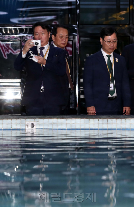최태원 SK 회장이 19일 저녁 북한을 대표하는 식당 중 하나인 평양 대동강구역 ‘대동강 수산물 식당’을 찾아 문재인 대통령과 김정은 국무위원장 만찬에 앞서 실내 수조를 촬영하고 있다. [사진=평양사진공동취재단]