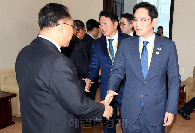 이재용 삼성전자 부회장이 18일 인민문화궁전에서 열린 리용남 북한 내각부총리 면담에 참석하고 있다. [사진=평양사진공동취재단]