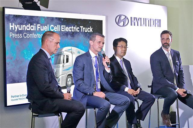 현대차는 19일(현지시간) 독일 하노버에서 열린 국제 상용차 박람회(IAA Commercial Vehicles 2018)에서 스위스 수소 에너지기업 H2Energy와 수소전기 대형 트럭 1000대 공급 계약 등을 주요 내용으로 한 양해각서(MOU)를 체결했다. 왼쪽부터 마이크 지글러 현대차 상용R&D전략실 이사, 롤프 후버 H2E 회장, 이인철 현대차 상용사업본부 부사장, 마크 프레이뮬러 상용해외신사업추진TFT 이사.