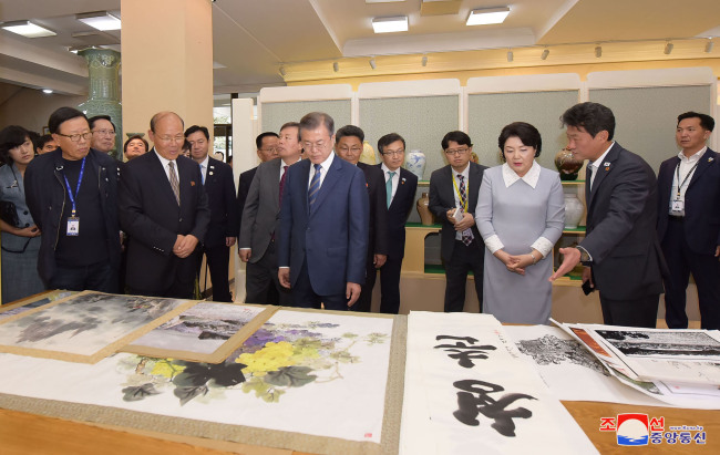 South Korean President Moon Jae-in (C) and first lady Kim Jung-sook visit the Mansudae Art Studio in Pyongyang on Sept. 19, in this photo released by the KCNA. (Yonhap)