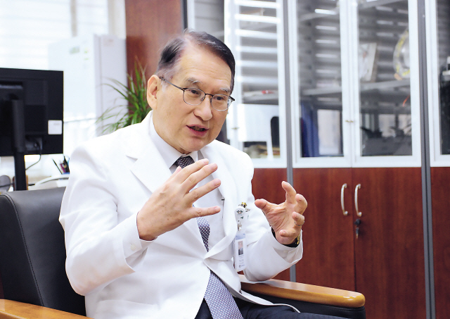 정상설 경희의료원 후마니타스암병원 개원준비단장(경희대병원 유방외과 교수)은 “환자의 마음까지 살피는 환자 중심 진료가 이뤄지는 암병원을 만들겠다”고 했다. 정 단장은 다음달 1일 후마니타스암병원장에 취임한다.  [제공=경희의료원]
