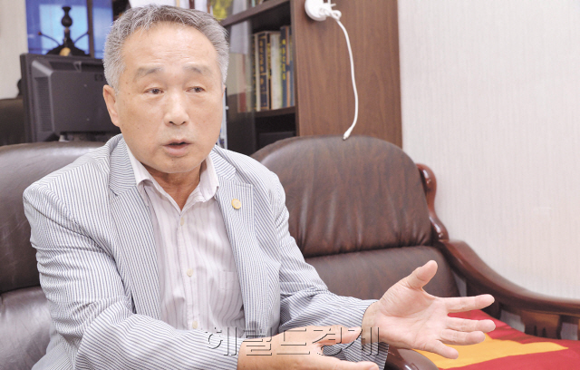 “홍동백서, 조율이시와 같은 규칙은 원래 예서에는 없는 내용입니다.” 서정택 성균관 전례위원회 위원장은 주자가례나 가례집람, 격몽요결과 같은 잘 알려진 예서등을 통해 이같은 내용을 설명했다. 또 잘못된 허례허식으로 인해 차례문화가 현대인들에게 ‘부담’으로 자리잡는 데 대해선 아쉬움을 표했다.  정희조 기자/checho@