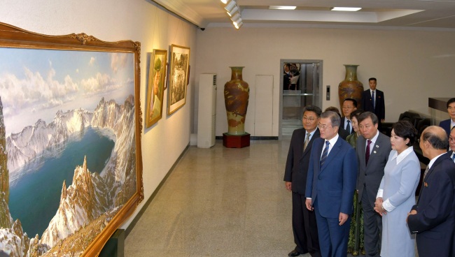 South Korea President Moon Jae-in (fourth from far right) and his wife Kim Jung-sook (second from far right) visit Mansudae Art Studio in Pyongyang, North Korea, on Wednesday (Yonhap)