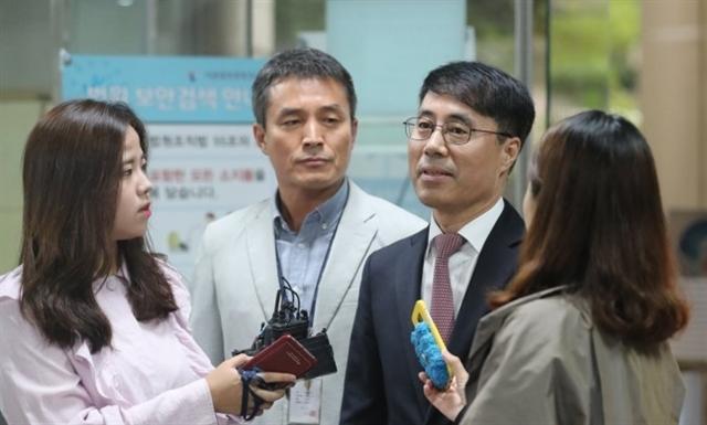 유해용 변호사가 20일 영장심사에 출석하기 전 취재진의 질문에 답하고 있다.  [연합뉴스]