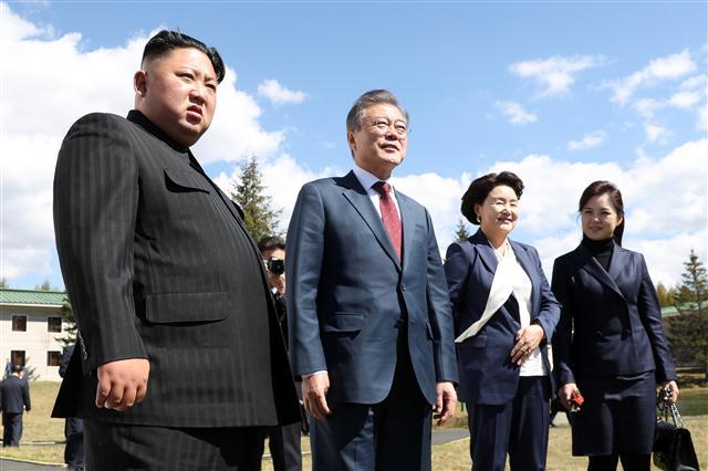 문재인 대통령과 부인 김정숙 여사, 김정은 국무위원장과 부인 리설주 여사가 20일 삼지연초대소 호수 앞에서 산책을 하며 기념촬영하고 있다.  [연합뉴스]