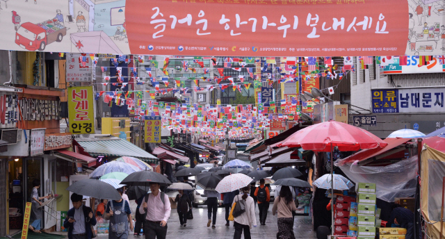 추석연휴가 시작되었다. 21일 남대문시장은 비오는 날씨에 장을 보려는 시민들의 발길이 시작되었고 응하는 점원들의 손길도 바빠졌다. <br />정희조 기자/checho@heraldcorp.com  180921