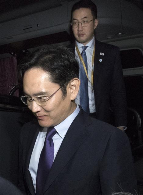 문재인 대통령과 함께 방북일정을 마친 이재용 삼성전자 부회장과 구광모 LG 회장이 20일 오후 서울 경복궁 주차장에 도착해 이동하고 있다.  [연합뉴스]
