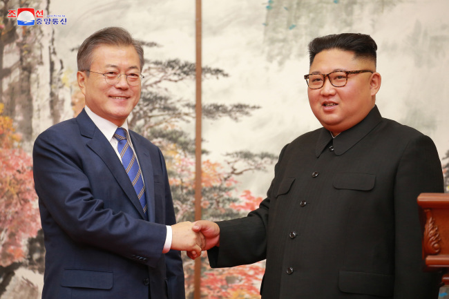 [사진=연합뉴스. 조선중앙통신 제공]
[사진=연합뉴스. 조선중앙통신 제공]