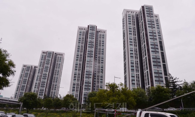 한강변 초고층 아파트<br />정희조 기자/checho@heraldcorp.com  180921
한강변 초고층 아파트
정희조 기자/checho@heraldcorp.com  180921