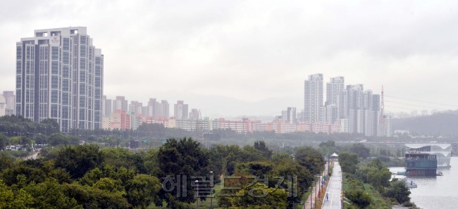 한강변 초고층 아파트<br />정희조 기자/checho@heraldcorp.com  180921
한강변 초고층 아파트
정희조 기자/checho@heraldcorp.com  180921