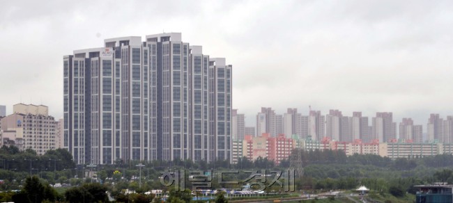한강변 초고층 아파트<br />정희조 기자/checho@heraldcorp.com  180921
한강변 초고층 아파트
정희조 기자/checho@heraldcorp.com  180921