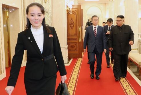 (평양=연합뉴스) 평양사진공동취재단 배재만 기자 = 문재인 대통령과 김정은 국무위원장이 18일 오후 평양 조선노동당 중앙위원회 본부 청사에서 정상회담장으로 이동하고 있다. 왼쪽은 김여정 노동당 선전선동부 제1부부장.
