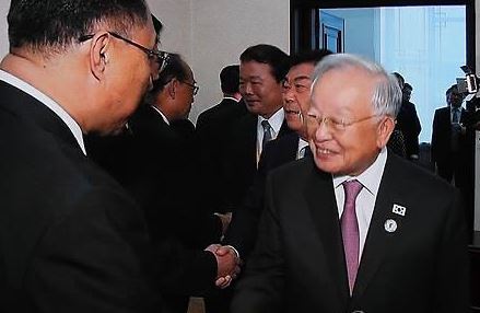CJ Group Chairman Sohn Kyung-shik shakes hands with a North Korean official during his visit to Pyongyang on Sept. 18, 2018. (Yonhap file photo)