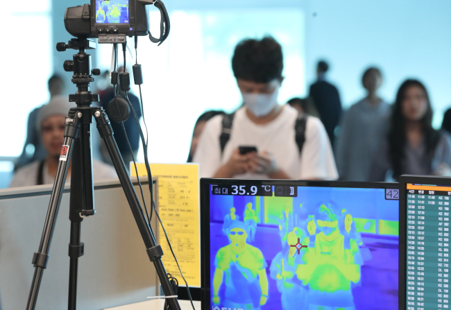 지난 10일 인천국제공항 제2터미널에서 입국자들이 체온을 측정하기 위한 열화상 카메라 앞을 지나고 있다. [사진=연합뉴스]
지난 10일 인천국제공항 제2터미널에서 입국자들이 체온을 측정하기 위한 열화상 카메라 앞을 지나고 있다. [사진=연합뉴스]