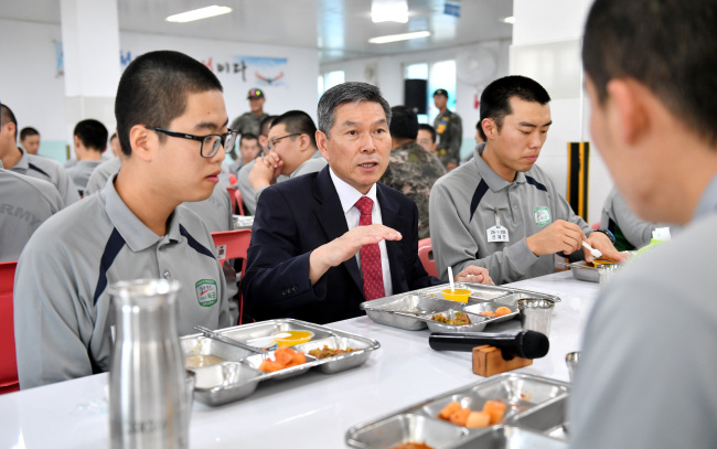 정경두 국방부 장관이 22일 충남 논산시 연무읍 육군훈련소를 찾아 훈련병들과 함께 식사를 하며 대화하고 있다. [사진=연합뉴스]