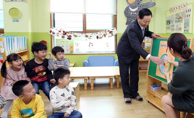South Korean children attend a kindergarten class in Seoul (Yonhap)