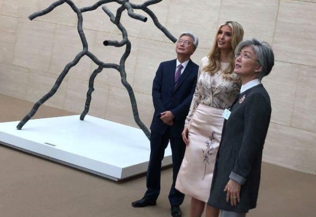 South Korean Foreign Minister Kang Kyung-wha (far right) and Ivanka Trump, U.S. President Donald Trump‘s daughter and a White House adviser (middle) spend time at the South Korean mission to the United Nations in New York, Monday. (Yonhap)
