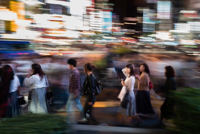 People walk in the streets of Shinjuku district of Tokyo (Yonhap)