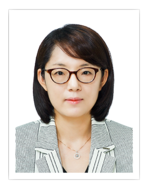 롯데슈퍼의 온라인 전용 배송 센터 ‘롯데프레시’의 신선식품 코너 모습. 왼쪽 작은 사진은 조수경 롯데슈퍼 온라인사업부문장·상무.  [제공=롯데쇼핑]