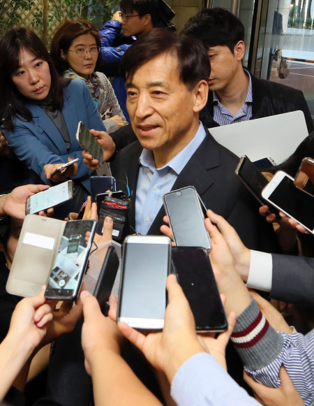 이주열 한국은행 총재가 27일 서울 중구 태평로 한국은행 본부에 출근하며 미국 연방준비제도의 금리 인상에 관한 견해를 말하고 있다. [사진제공=연합뉴스]