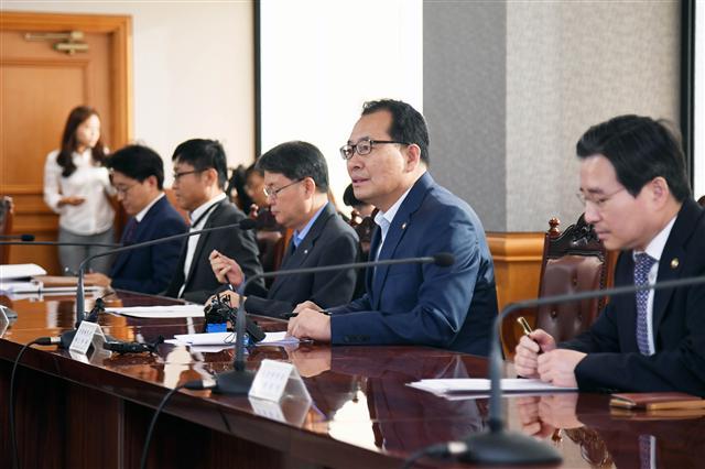 고형권 기획재정부 1차관이 27일 서울 중구 명동 은행회관에서 제57차 거시경제금융회의를 주재하고 있다.  [제공=기획재정부]