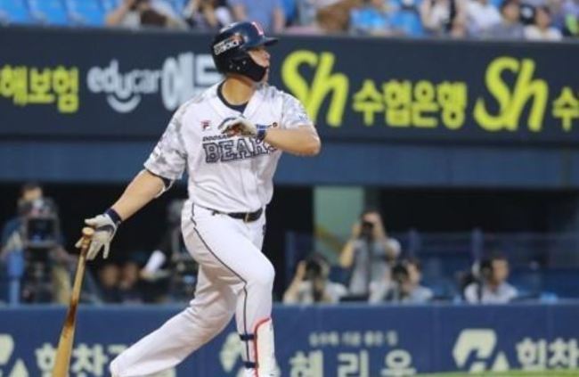 In this file photo from June 8, Kim Jae-hwan of the Doosan Bears watches his two-run home run against the NC Dinos in the bottom of the fourth inning of a Korea Baseball Organization regular season game at Jamsil Stadium in Seoul. (Yonhap)