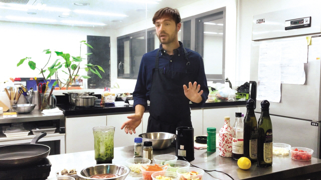 마르코 스포르차(MARCO SFORZA) 셰프는 젤라또업체인 마르체티의 총괄셰프로, 최근 오픈한 스타벅스 이탈리아 1호점 메뉴개발에 참여했다. 서울 용산구 올가니카 키친에서는 마르코 셰프의 글로벌 푸드 정보 강연과 메뉴 시연의 자리가 마련됐다.