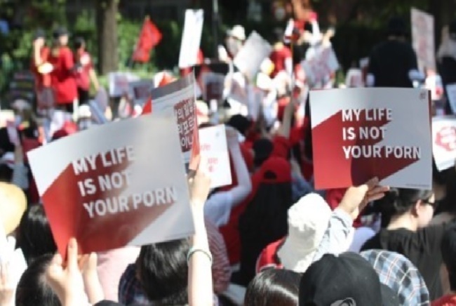 Women protesters hold a sign that says, "My life is not your porn," during a mass women`s rights rally condemning South Korea`s rampant spy-cam crimes. (Yonhap)