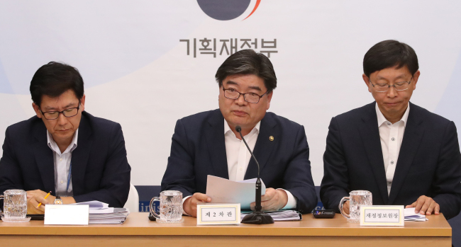 <YONHAP PHOTO-3087> 브리핑하는 기재부 2차관 (세종=연합뉴스) 이진욱 기자 = 27일 오전 정부세종청사 기획재정부에서 김용진 2차관(가운데)이 '한국재정정보원의 비인가자료 유출 관련 입장'을 밝히는 공식 브리핑을 하고 있다. 2018.9.27 cityboy@yna.co.kr/2018-09-27 12:20:06/ <저작권자 ⓒ 1980-2018 ㈜연합뉴스. 무단 전재 재배포 금지.>
<YONHAP PHOTO-3087> 브리핑하는 기재부 2차관 (세종=연합뉴스) 이진욱 기자 = 27일 오전 정부세종청사 기획재정부에서 김용진 2차관(가운데)이 '한국재정정보원의 비인가자료 유출 관련 입장'을 밝히는 공식 브리핑을 하고 있다. 2018.9.27 cityboy@yna.co.kr/2018-09-27 12:20:06/ <저작권자 ⓒ 1980-2018 ㈜연합뉴스. 무단 전재 재배포 금지.>