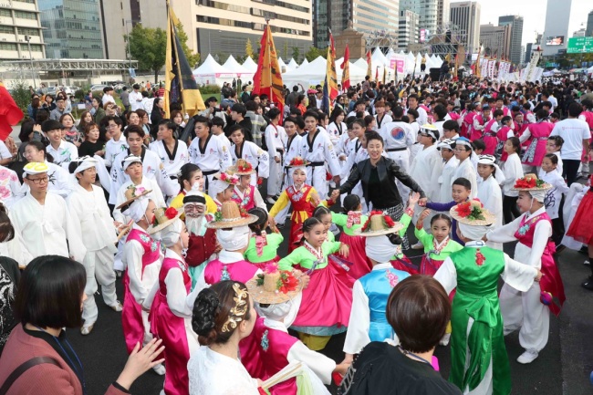Participants enjoy Seoul Arirang Festival at Gwanghwamun Plaza in central Seoul last year. (Seoul Arirang Festival)