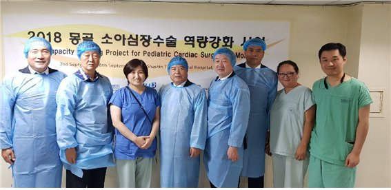 한국로타리 회원들과 현지 의료진 등이 지난 7~10일 선천성 심장병을 알고 있는 영유아들이 입원한 몽골 제3병원을 찾았다. [사진제공=한국로타리]