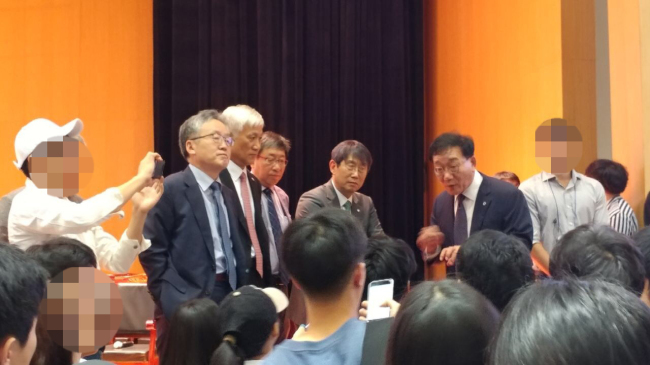 김용학 연세대학교 총장이 지난 19일 연세대학교 원주캠퍼스 학생들과 질의응답을 갖고 있는 모습. [독자제공]