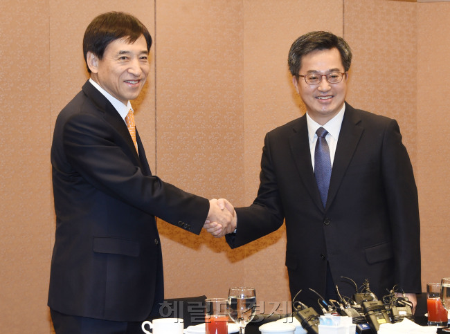 저금리로 인한 부동산 시장의 이상 과열 등 금융불균형 우려가 커지면서 연내 금리인상 필요성이 높은 것으로 분석되고 있다. 사진은 이주열 한국은행 총재와 김동연 부총리 겸 기획재정부 장관이 올 연초 회동하는 모습. [헤럴드경제 DB]