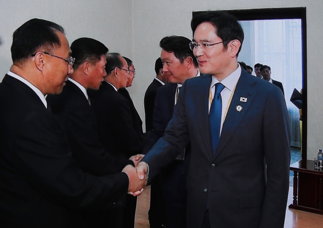 Samsung Electronics vice-chairman Lee Jae-yong shakes hands with North Korean Deputy Prime Minister Ri Yong-nam. Yonhap