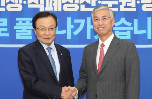 Lee Hae-chan (L), chairman of South Korea's ruling Democratic Party, shakes hands with Chinese Ambassador to Seoul Qiu Guohong at DP headquarters in Seoul on Sept. 28, 2018. (Yonhap)
