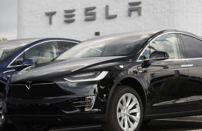 In this July 8, 2018 file photo, a 2018 Model X sits on display outside a Tesla showroom in Littleton, Colo. (AP-Yonhap)