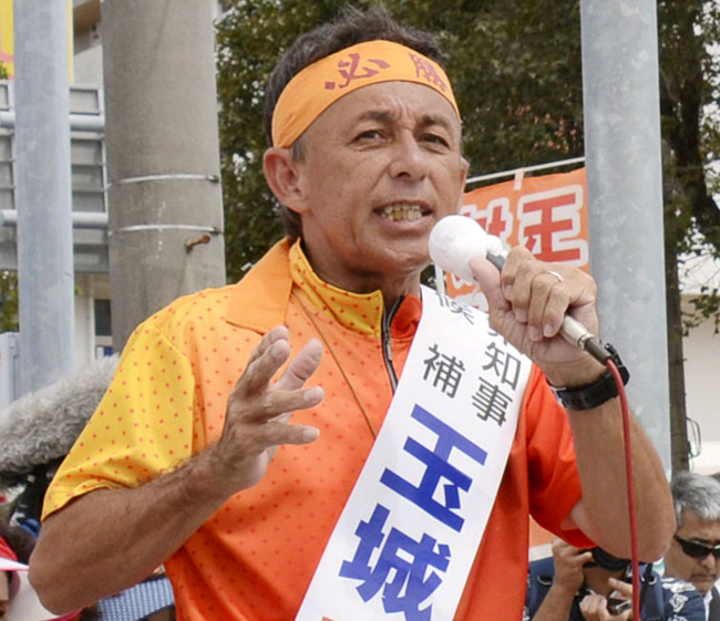 In this Sept. 27, 2018, photo, Denny Tamaki, a legislator, delivers a speech during his election campaign for Okinawa governor in Uruma city, Okinawa. (AP-Yonhap)