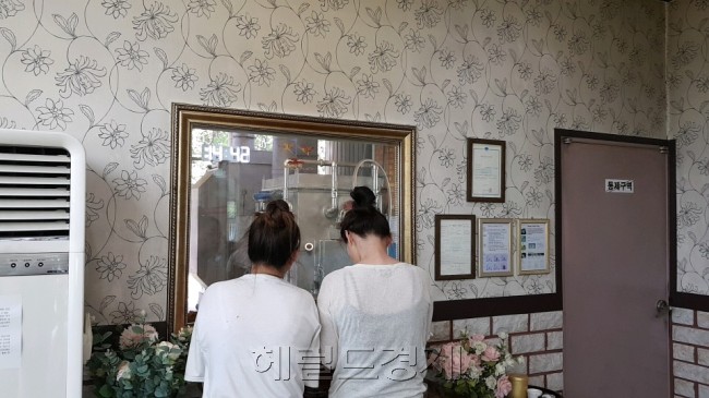 경기도 김포의 한 동물장례식장에서 반려동물의 장례를 치르고 있는 모습. [이민경 기자/think@heraldcorp.com]