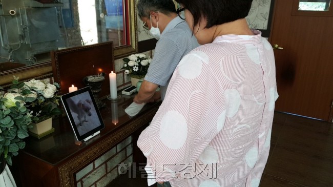 경기도 김포의 한 동물장례식장에서 반려동물의 장례를 치르고 있는 모습. [이민경 기자/thinkr@heraldcorp.com]