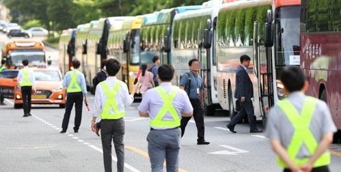 지난 7월 주52시간 근로제 시행 직후 LG 계열사 직원들이 트윈타워에서 퇴근버스에 탑승하고 있는 모습. [연합뉴스]