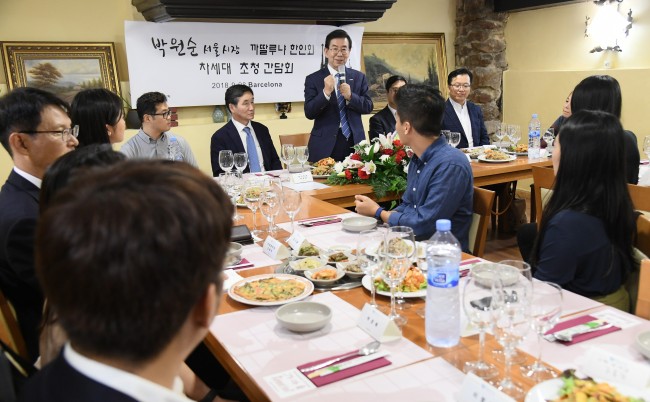 한인 차세대 교민과 간담회 하는 박원순 시장
