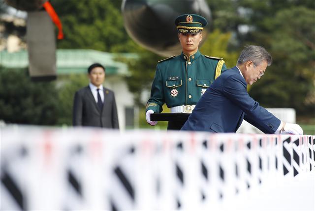 문재인 대통령이 제70주년 국군의 날인 1일 오전 서울공항에서 열린 국군 유해 봉환행사에서 68년 만에 돌아온 국군 유해 64위에 6.25 참전 기장을 수여하고 있다. 문 대통령은 이날 현역과 예비역 장병, 유엔군 참전용사 등을 처음으로 청와대로 초청해 국군의날 경축연을 개최하고 오찬을 함께 했다. 문 대통령은 오찬에 앞서 “이번 평양정상회담에서 군사분야의 합의를 이끌어낼 수 있었던 것도 국토수호에 대한 우리 군의 자신감이 있었기 때문”이라며 “우리가 힘이 있고, 우리를 지킬 수 있는 자신감이 있을 때 평화가 지속될 수 있다”고 강조했다.  [연합뉴스]