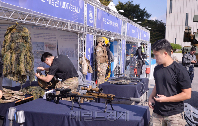 10월 1일 국군의 날 기념식이 열리는 전쟁기념관 앞마당에 각 군이 설치한 체험관및 첨단무기 전시가 열리고 있다. 남북대화분위기를 반영한듯 대규모 시가행군은 자제했으나 그동안 안보를 위한 여러 방산제품과  차세대 무기플렛폼등 많은 볼 거리를 내놓았다. <br />정희조 기자/checho@heraldcorp.com  181001