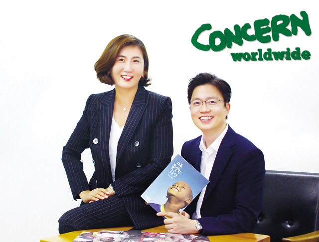 조진희(왼쪽) 디자인생선가게 대표와 이준모 컨선월드와이드 한국대표.