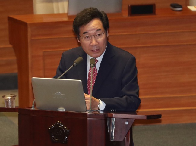 이낙연 국무총리가 1일 오전 국회 본회의장에서 열린 대정부 질문에서 자유한국당 유기준 의원의 질문에 답하고 있다.[사진=연합뉴스]
이낙연 국무총리가 1일 오전 국회 본회의장에서 열린 대정부 질문에서 자유한국당 유기준 의원의 질문에 답하고 있다.[사진=연합뉴스]