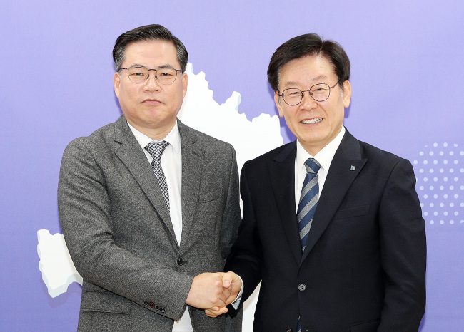 이재명 경기지사(오른쪽)이 유동규 경기관광공사 사장(왼쪽)에게 임명장을 수여했다.[사진제공=경기도]
이재명 경기지사(오른쪽)이 유동규 경기관광공사 사장(왼쪽)에게 임명장을 수여했다.[사진제공=경기도]