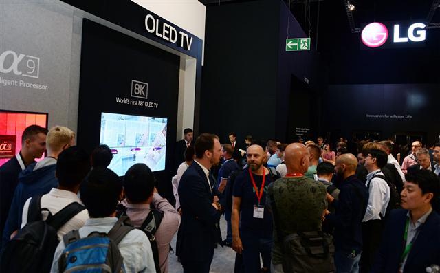 지난 8월 독일 베를린에서 열린 유럽 최대 가전 전시회 ‘IFA 2018’에서 세계 최초로 공개된 LG전자 ‘8K 올레드 TV’.  [제공=LG전자]