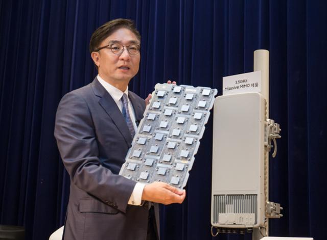 지난 7월 수원 삼성전자 디지털시티에서 열린 기자간담회에서 김영기 삼성전자 네트워크사업부장(사장)이 5G 장비를 소개하고 있다.  [제공=삼성전자]