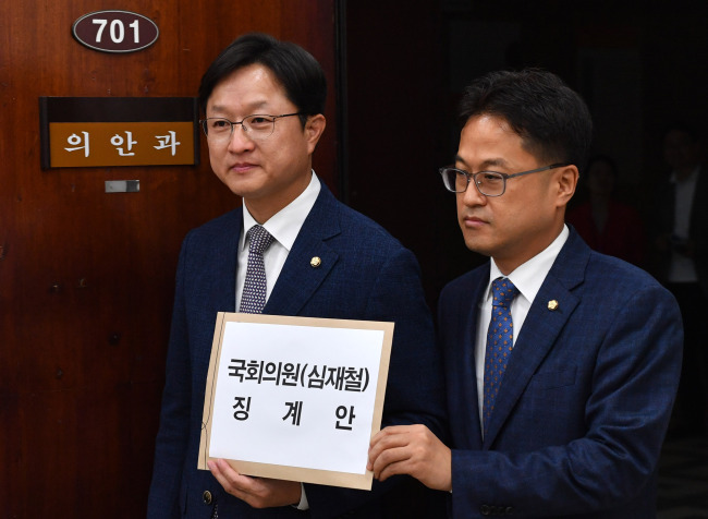 더불어민주당 강병원 원내대변인(왼쪽)과 국회 기획재정위원회 간사인 김정우 의원이 28일 오후 심재철 자유한국당 의원의 국가기밀탈취 관련 윤리위 징계 요청안을 국회 의안과에 제출하고 있다. (사진=연합뉴스)