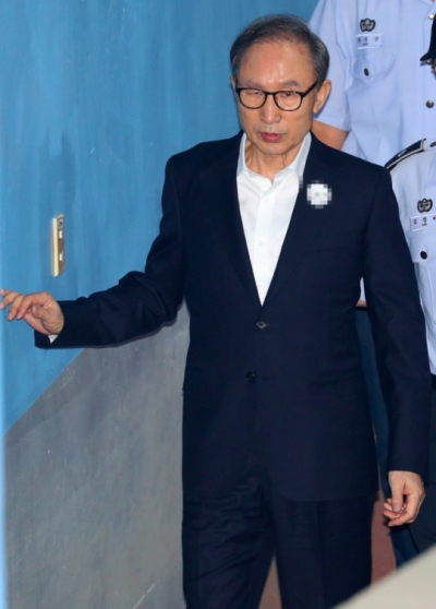 이명박 전 대통령이 지난달 6일 오후 서울 서초구 서울중앙지법에서 열린 결심 공판에 출석하기 위해 호송차에서 내려 법정으로 향하고 있다. [제공=연합뉴스]